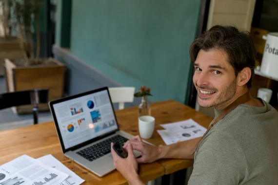 uśmiechnięty mężczyzna przy laptopie